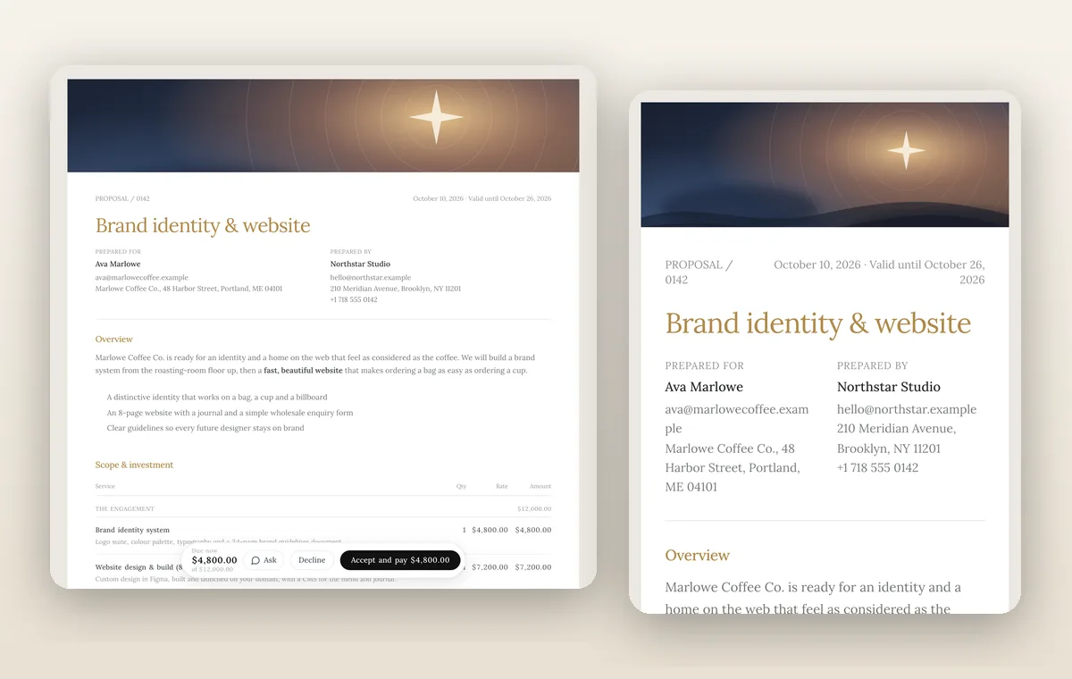 Bovenaan een gepersonaliseerde voorstel op desktop en telefoon: omslagafbeelding, de titel Merkidentiteit & website, en de klant- en studiogegevens.