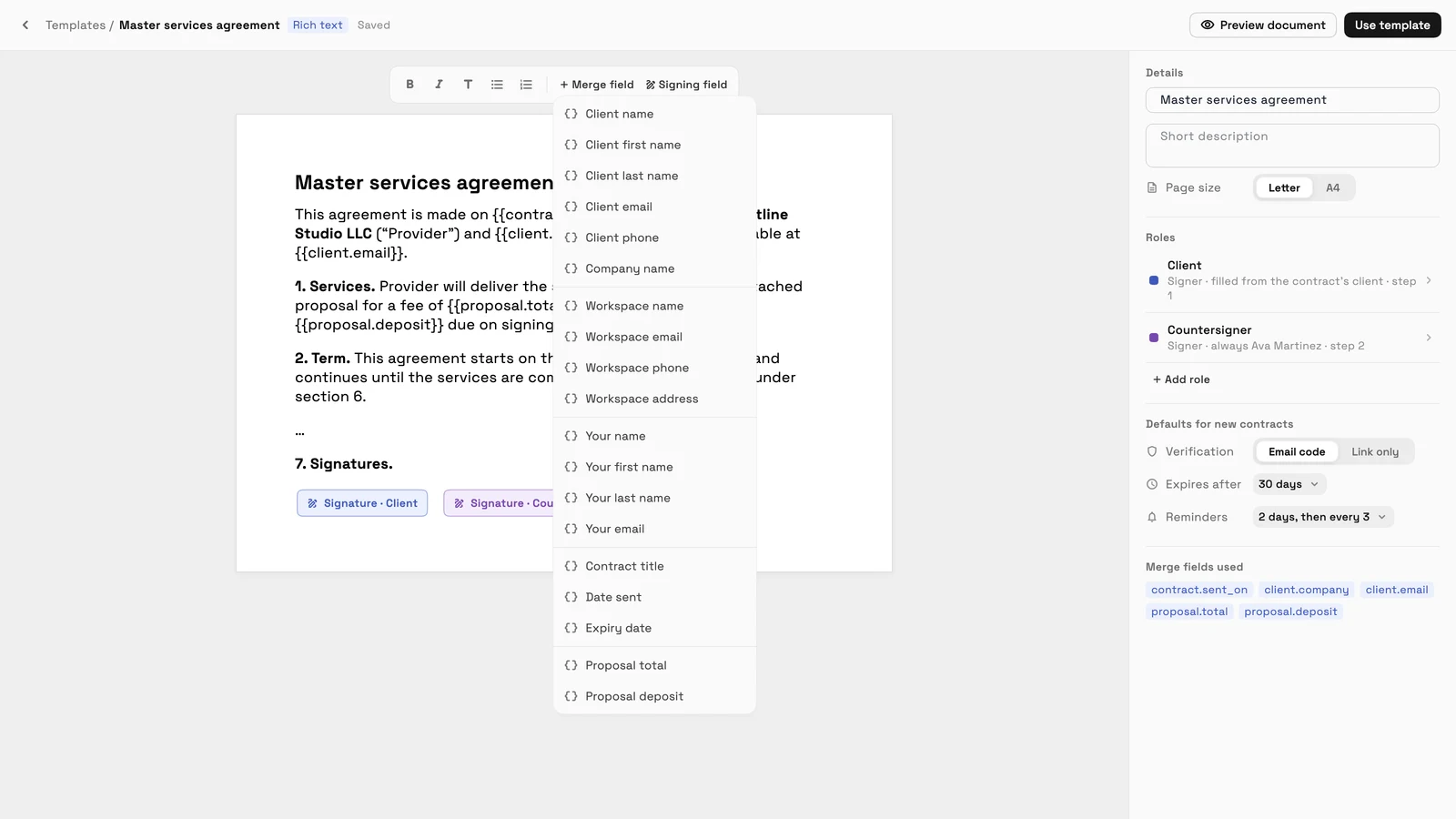 De contracttemplate-editor op desktop met het menu 'Samenvoegveld' geopend: 'Voorsteltotaal' en 'Voorstel aanbetaling' in hun eigen groep onderaan, en beide velden vermeld onder 'Gebruikte samenvoegvelden'.
