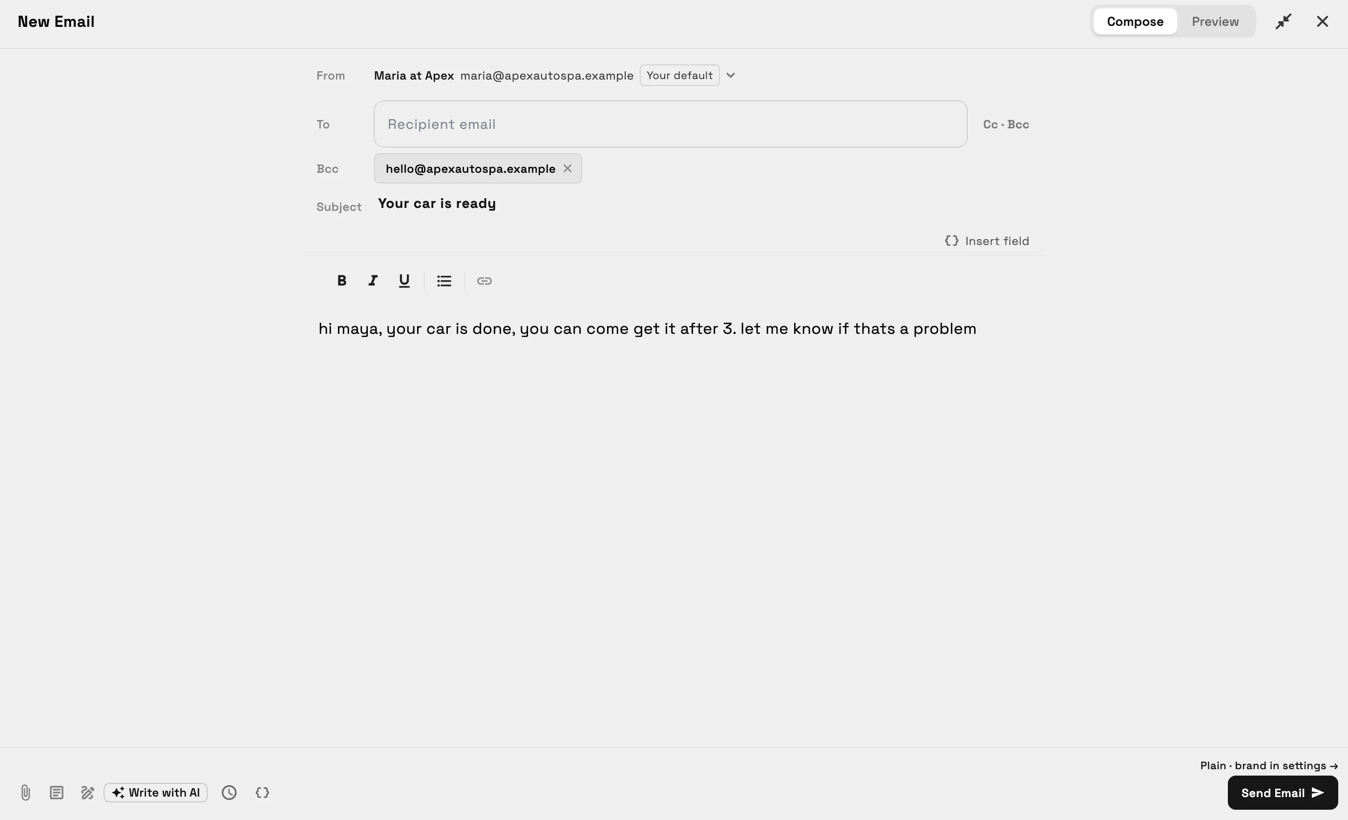 Il compositore di email a schermo intero: i campi Da, A, Bcc e Oggetto e il messaggio in un'unica colonna centrata, con Scrivi con IA e Invia email in fondo.